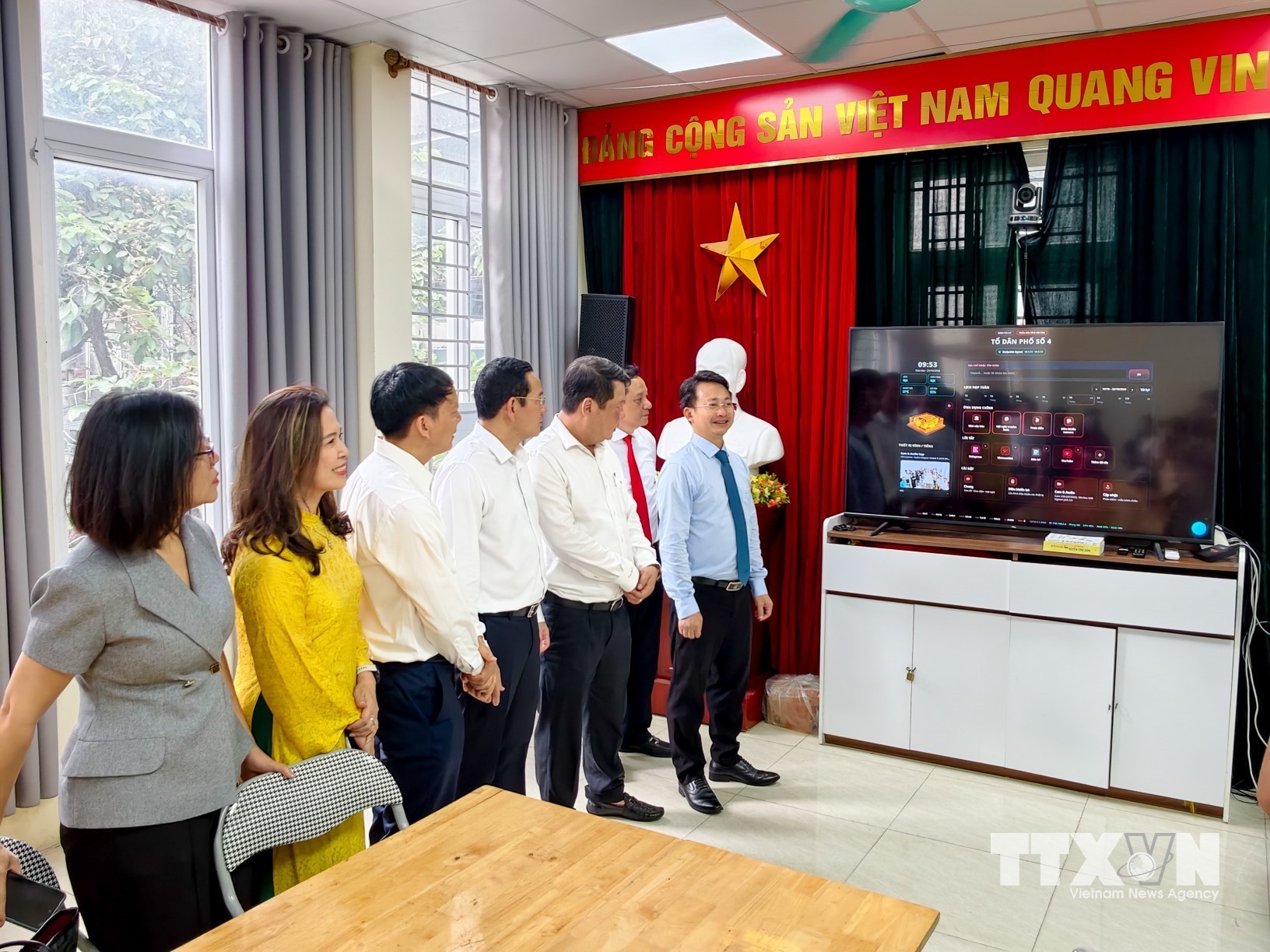 Các đại biểu tham quan, tìm hiểu hệ thống thông tin số tại Nhà văn hóa Tổ dân phố số 4, phường Giảng Võ. (Ảnh: Trung Nguyên/TTXVN)
